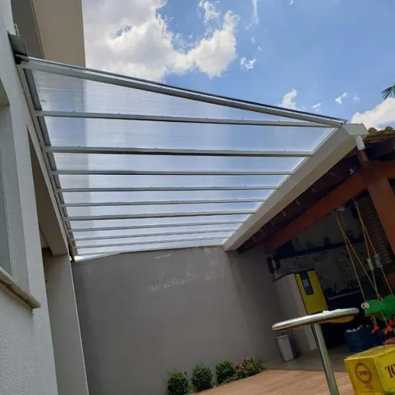 Cobertura de Policarbonato Alveolar em Valinhos SP — Instalação em garagem residencial