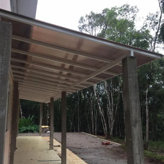 Cobertura de Policarbonato Alveolar em Valinhos SP — Cobertura em pátio de comércio com mesas externas