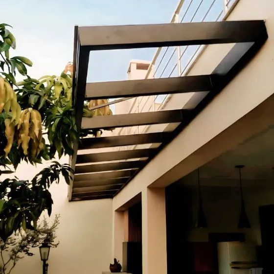 Cobertura de Policarbonato Compacto em Valinhos SP — Cobertura em quintal residencial coberto