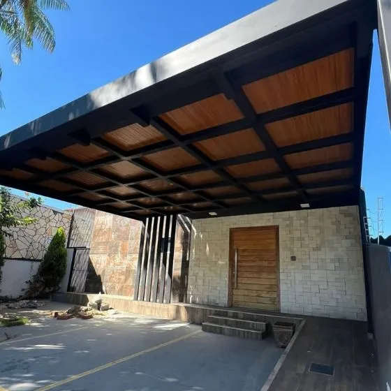 Cobertura de Telha Forro Amadeirado em Valinhos SP — Instalação em estacionamento