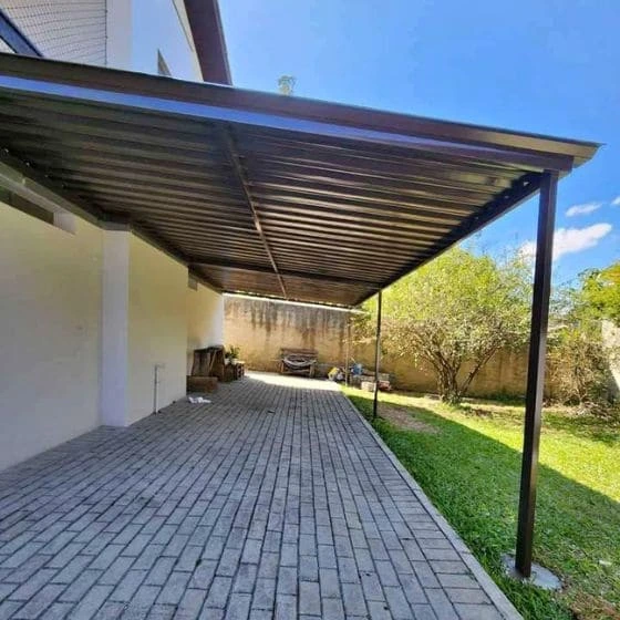 Cobertura de Telha Metálica Simples em Valinhos SP — Cobertura em passagem coberta entre ambientes