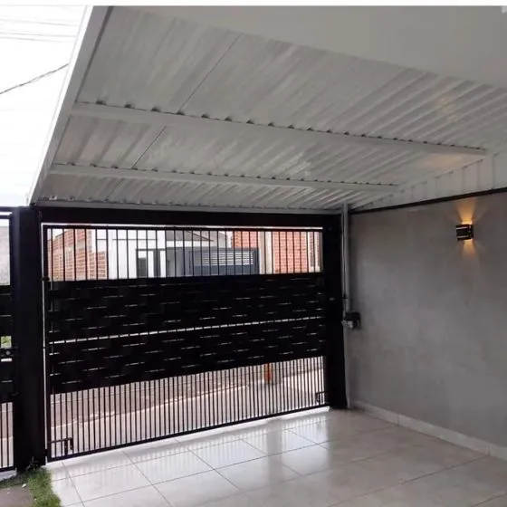 Cobertura de Telha Sanduíche em Valinhos SP — Cobertura em quintal residencial coberto