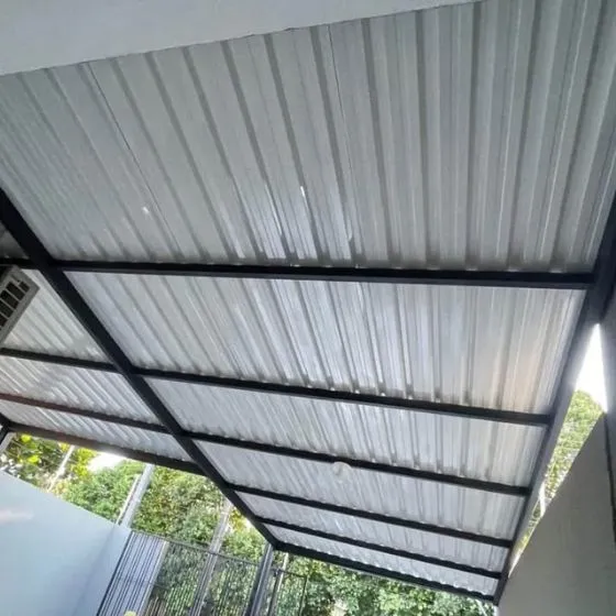 Cobertura de Telha Sanduíche em Valinhos SP — Cobertura em pátio de comércio com mesas externas