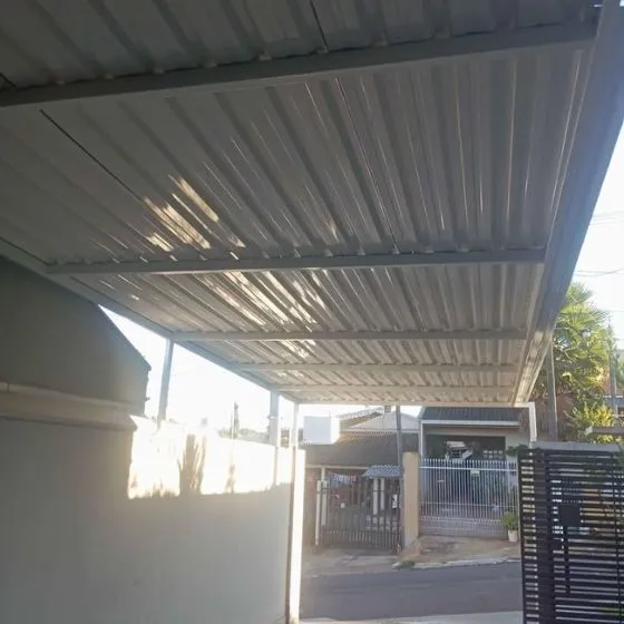 Cobertura de Telha Sanduíche em Valinhos SP — Instalação em fachada comercial
