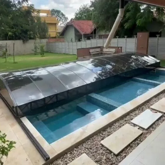 Cobertura Retrátil para Piscina em Valinhos SP — Cobertura em quintal residencial coberto