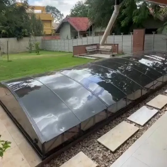 Cobertura Retrátil para Piscina em Valinhos SP — Cobertura em pátio de comércio com mesas externas