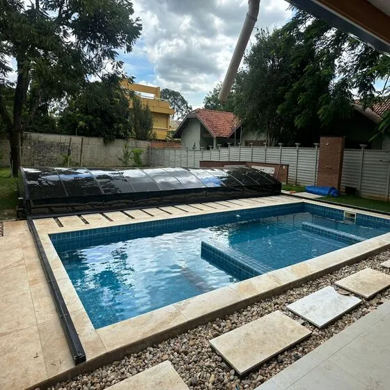 Cobertura Retrátil para Piscina em Valinhos SP — Instalação em fachada comercial