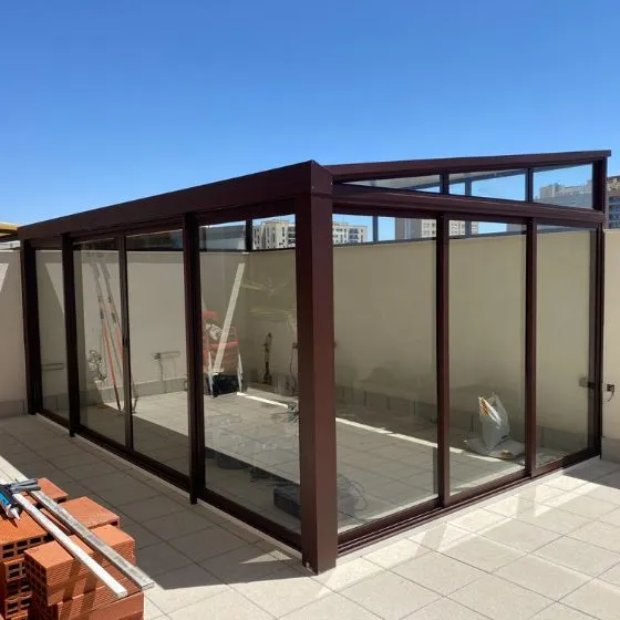 Coberturas de Vidro em Valinhos SP — Cobertura em pátio de comércio com mesas externas