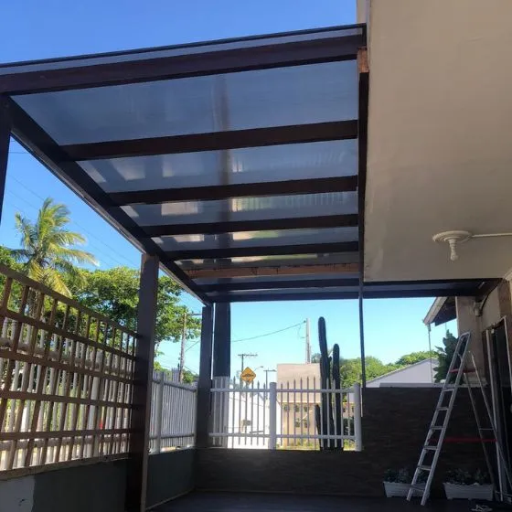 Pergolado de Alumínio com Policarbonato em Valinhos SP — Cobertura em pátio de comércio com mesas externas