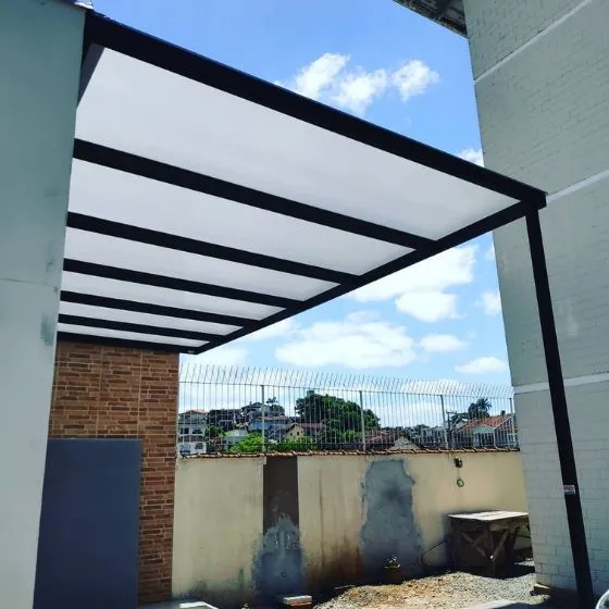 Pergolado de Alumínio com Policarbonato em Valinhos SP — Cobertura com calha lateral para escoamento