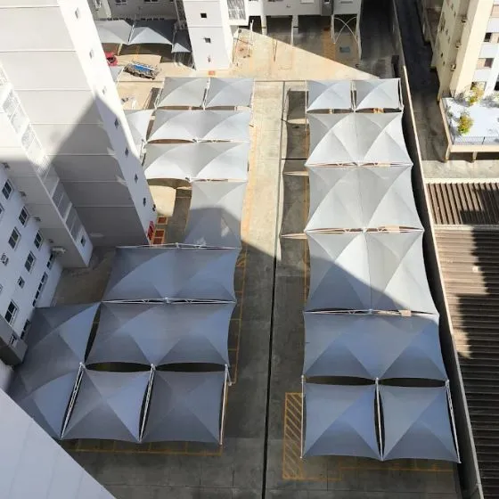 Sombreadores para Veículos em Valinhos SP — Cobertura em pátio de comércio com mesas externas