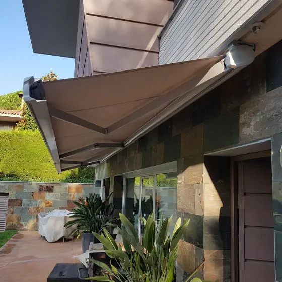 Toldo Articulado em Valinhos SP — Instalação em garagem residencial
