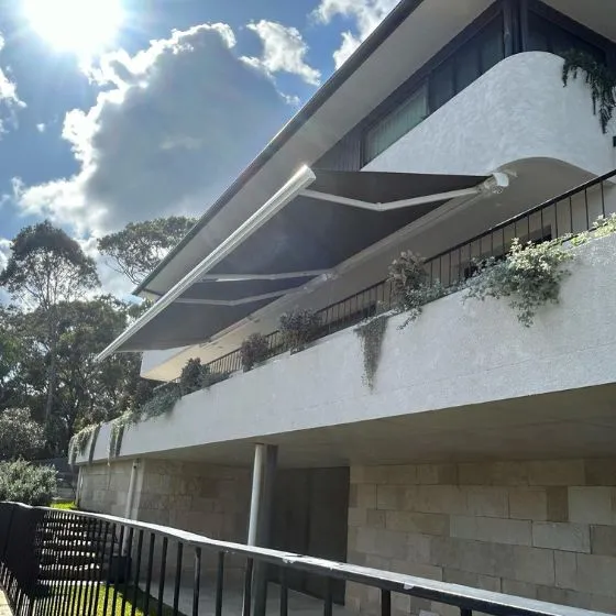 Toldo Articulado em Valinhos SP — Cobertura com calha lateral para escoamento