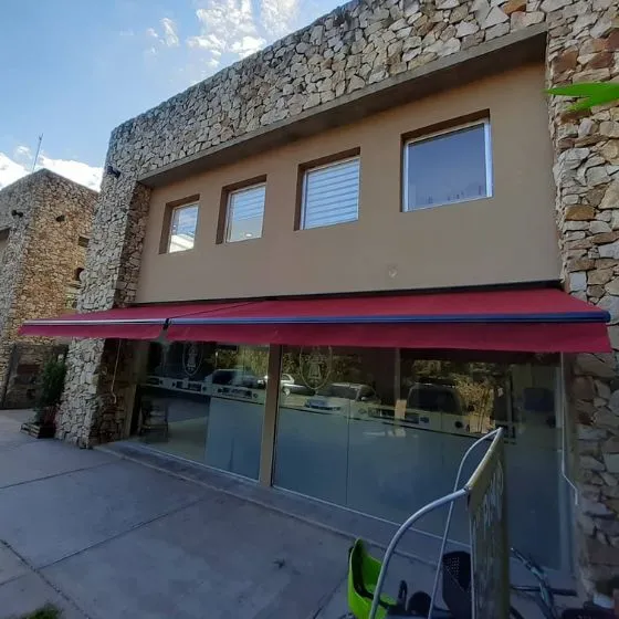 Toldo Articulado em Valinhos SP — Instalação em fachada comercial