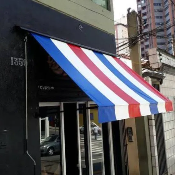 Toldo Cortina com Braços Laterais em Valinhos SP — Instalação em área gourmet com churrasqueira