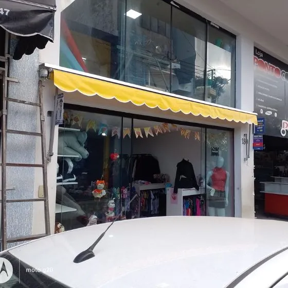 Toldo Cortina com Braços Laterais em Valinhos SP — Cobertura em pátio de comércio com mesas externas