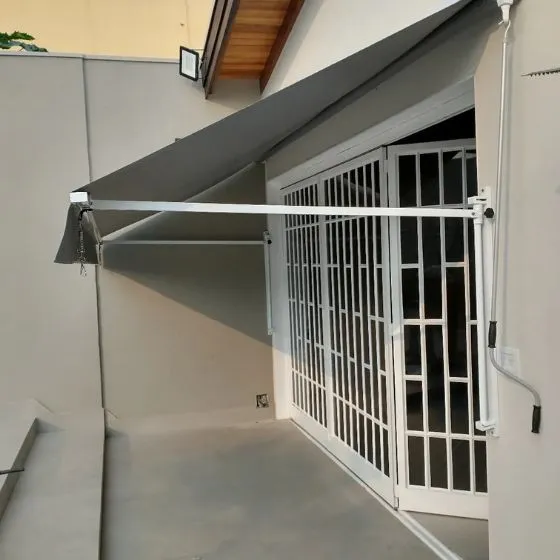 Toldo Cortina com Braços Laterais em Valinhos SP — Cobertura com estrutura metálica reforçada