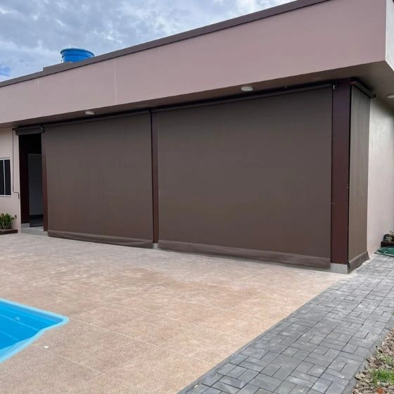 Toldo Cortina de Tela Screen em Valinhos SP — Cobertura em pátio de comércio com mesas externas