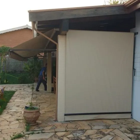 Toldo Cortina Fechamento Vertical em Valinhos SP — Instalação em área gourmet com churrasqueira