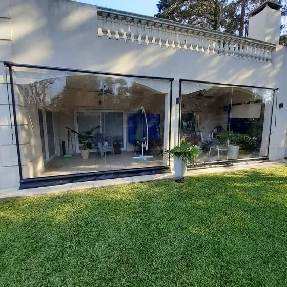 Toldo Cortina Fechamento Vertical em Valinhos SP — Cobertura em quintal residencial coberto