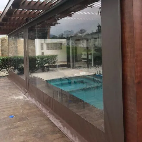 Toldo Cortina Fechamento Vertical em Valinhos SP — Cobertura em pátio de comércio com mesas externas