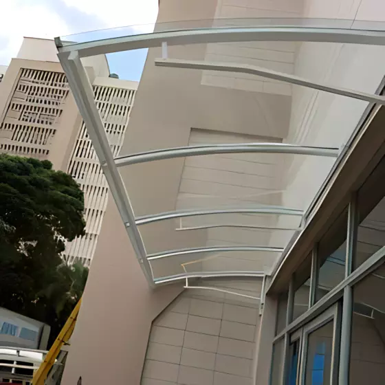 Toldo Fixo Policarbonato Compacto em Valinhos SP — Instalação em garagem residencial