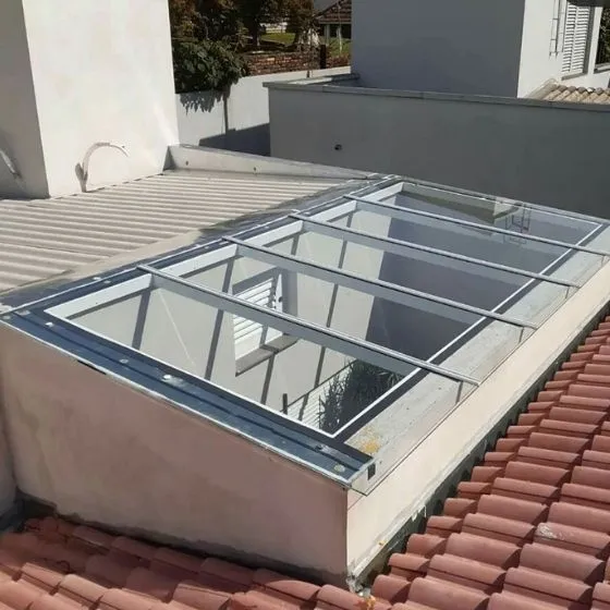 Toldo Fixo Policarbonato Compacto em Valinhos SP — Cobertura em pátio de comércio com mesas externas