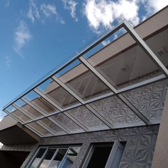 Toldo Fixo Policarbonato Compacto em Valinhos SP — Cobertura com estrutura metálica reforçada