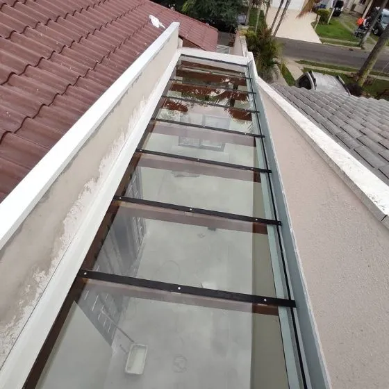 Toldo Fixo Policarbonato Compacto em Valinhos SP — Cobertura em passagem coberta entre ambientes