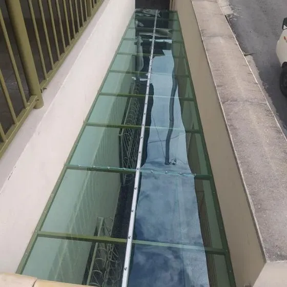 Toldo Fixo Policarbonato Compacto em Valinhos SP — Cobertura com calha lateral para escoamento