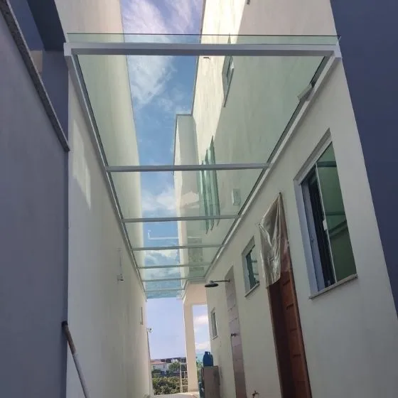 Toldo Fixo Policarbonato Compacto em Valinhos SP — Instalação em fachada comercial