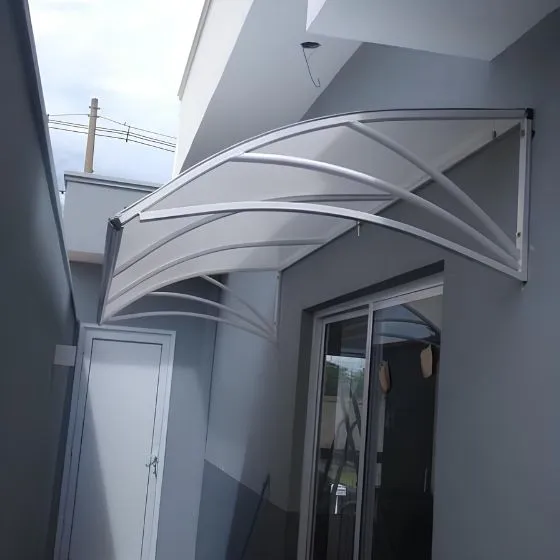 Toldo Policarbonato Alveolar em Valinhos SP — Cobertura em pátio de comércio com mesas externas
