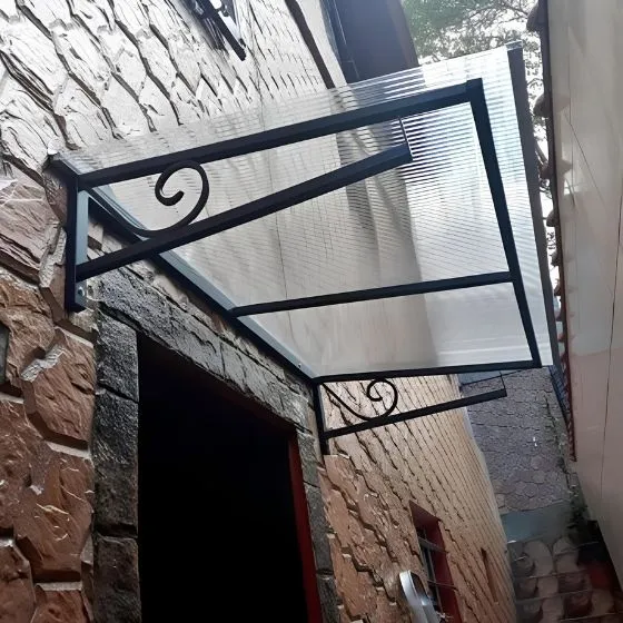 Toldo Policarbonato Alveolar em Valinhos SP — Cobertura em passagem coberta entre ambientes